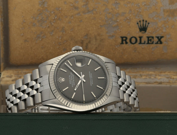 Waar staat het serienummer van de Rolex?